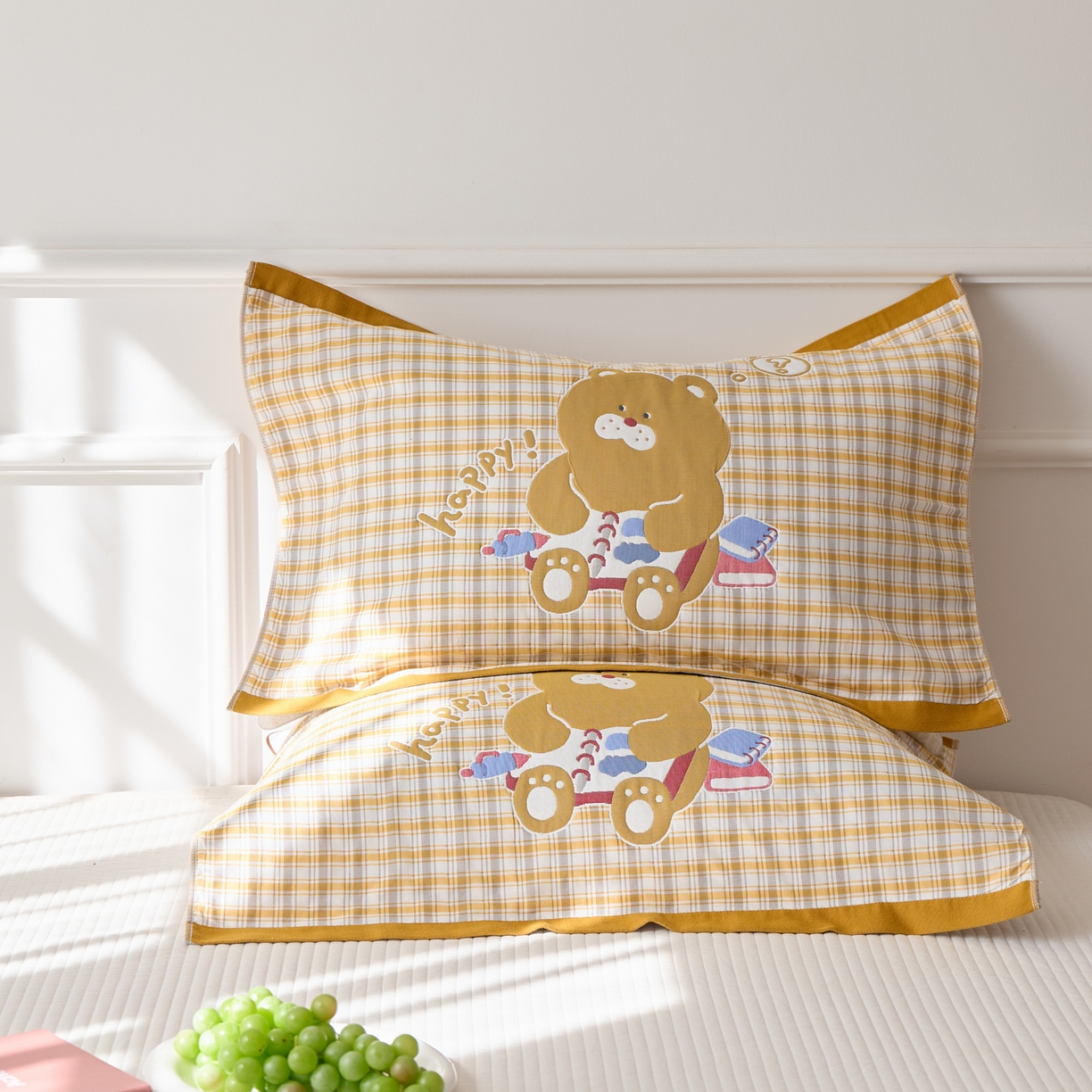 91家纺网 家纺一手货源 找家纺 沐瑟家纺 2026新款全棉纯棉八层枕巾-卡通格子 小黄熊 52x78cm枕巾一只