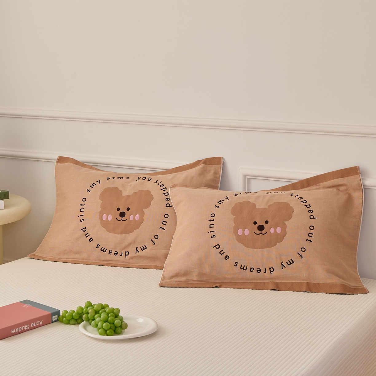 91家纺网 家纺一手货源 找家纺 沐瑟家纺 2026新款全棉纯棉八层枕巾-卡通格子 快乐熊 52x78cm枕巾一只