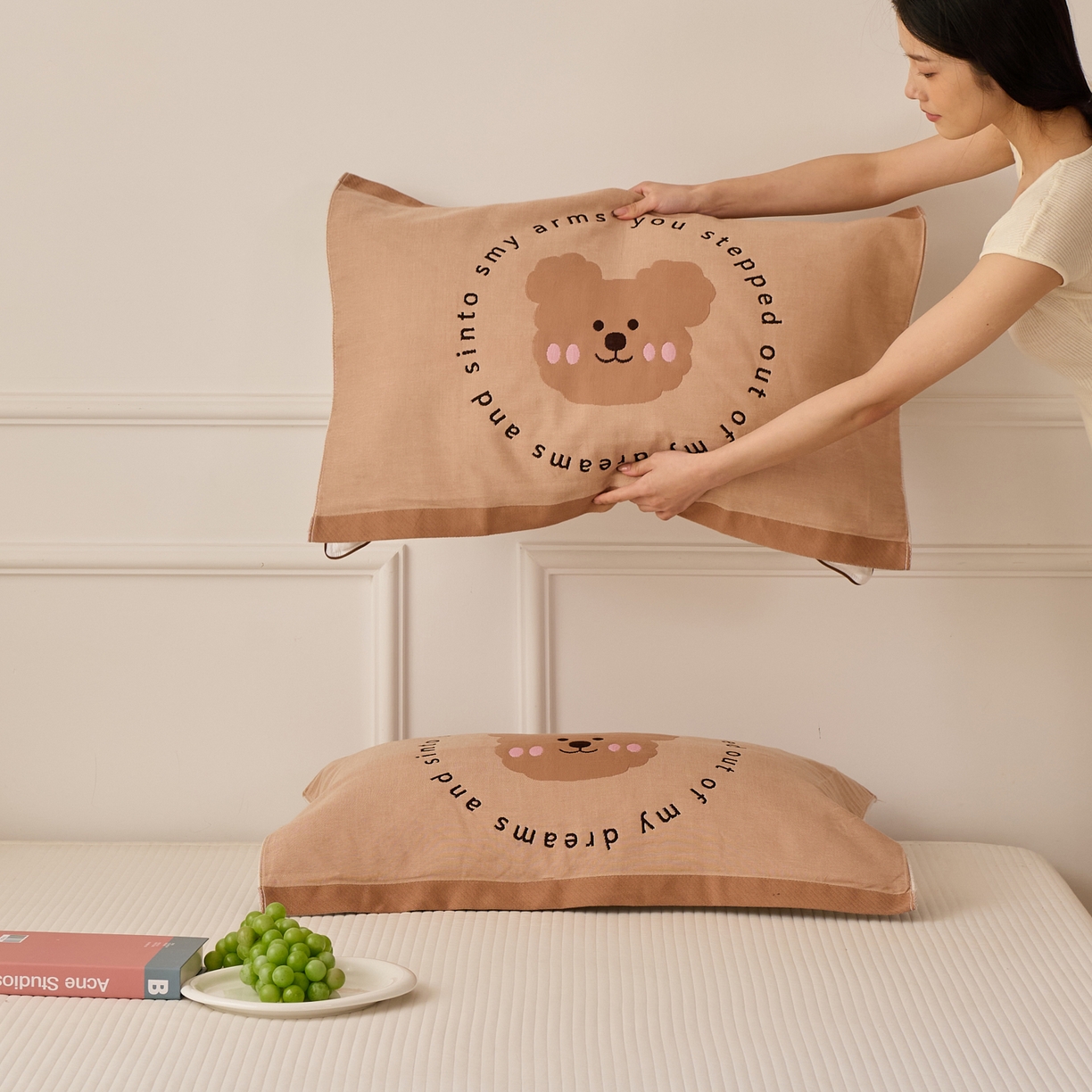 91家纺网 家纺一手货源 找家纺 沐瑟家纺 2026新款全棉纯棉八层枕巾-卡通格子 快乐熊 52x78cm枕巾一只