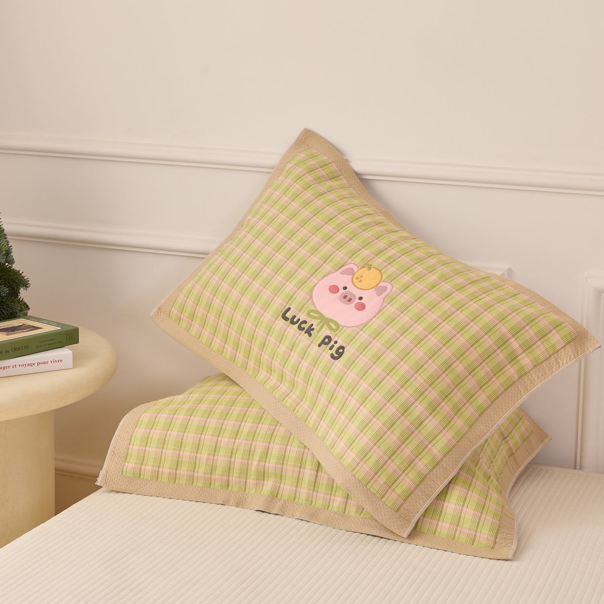 91家纺网 家纺一手货源 找家纺 沐瑟家纺 2026新款全棉纯棉八层枕巾-卡通格子 橙小猪 52x78cm枕巾一对