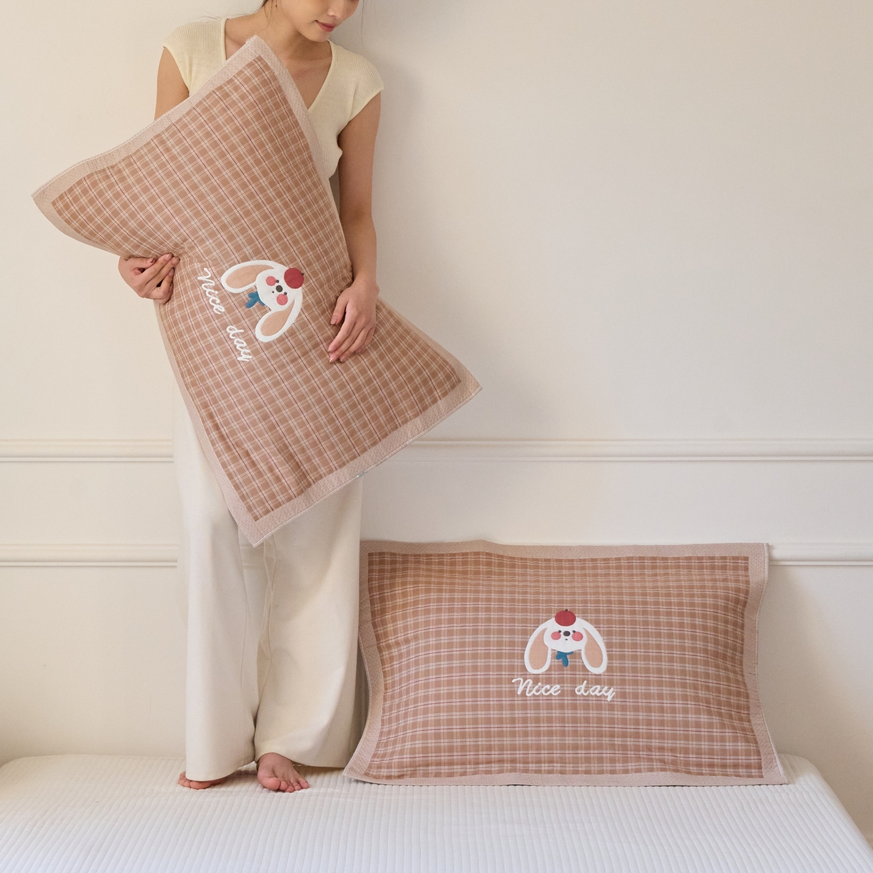 91家纺网 家纺一手货源 找家纺 沐瑟家纺 2026新款全棉纯棉八层枕巾-卡通格子 桔小兔 52x78cm枕巾一对