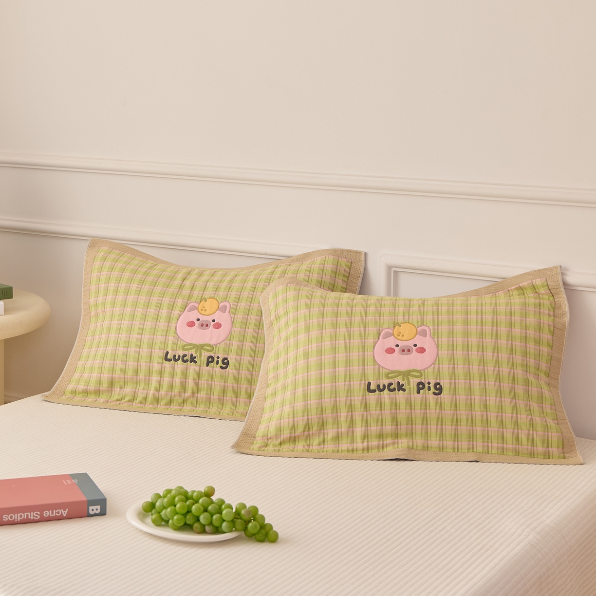 91家纺网 家纺一手货源 找家纺 沐瑟家纺 2026新款全棉纯棉八层枕巾-卡通格子 橙小猪 52x78cm枕巾一对