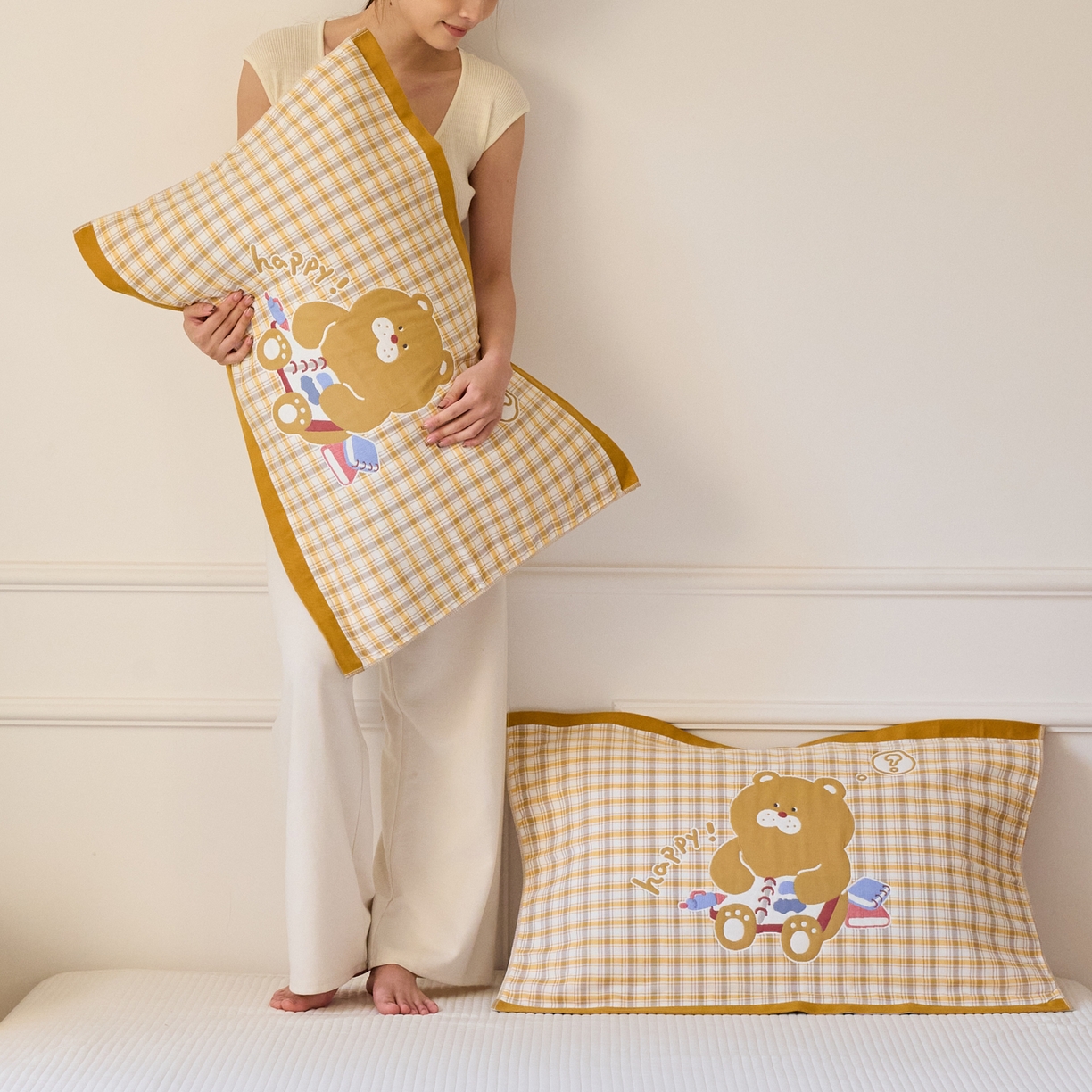 91家纺网 家纺一手货源 找家纺 沐瑟家纺 2026新款全棉纯棉八层枕巾-卡通格子 小黄熊 52x78cm枕巾一只