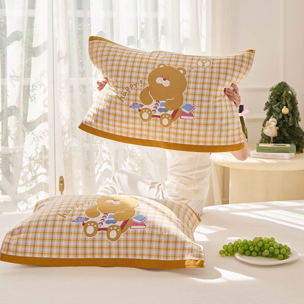 91家纺网 家纺一手货源 找家纺 沐瑟家纺 2026新款全棉纯棉八层枕巾-卡通格子 小黄熊 52x78cm枕巾一只