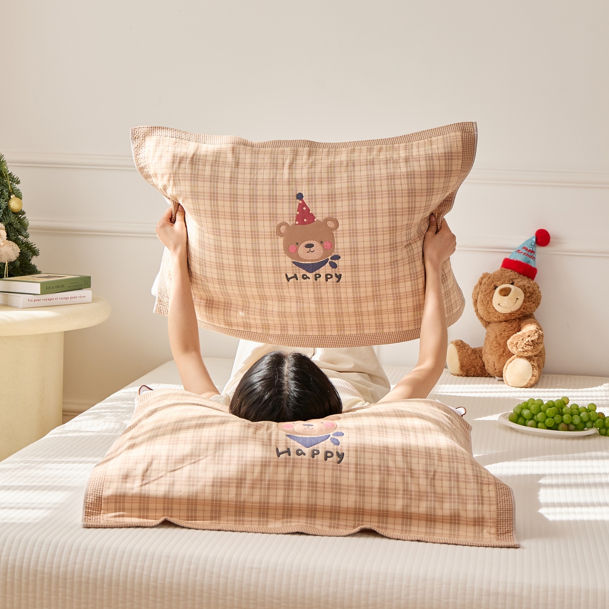 91家纺网 家纺一手货源 找家纺 沐瑟家纺 2026新款全棉纯棉八层枕巾-卡通格子 圣诞熊 52x78cm枕巾一对