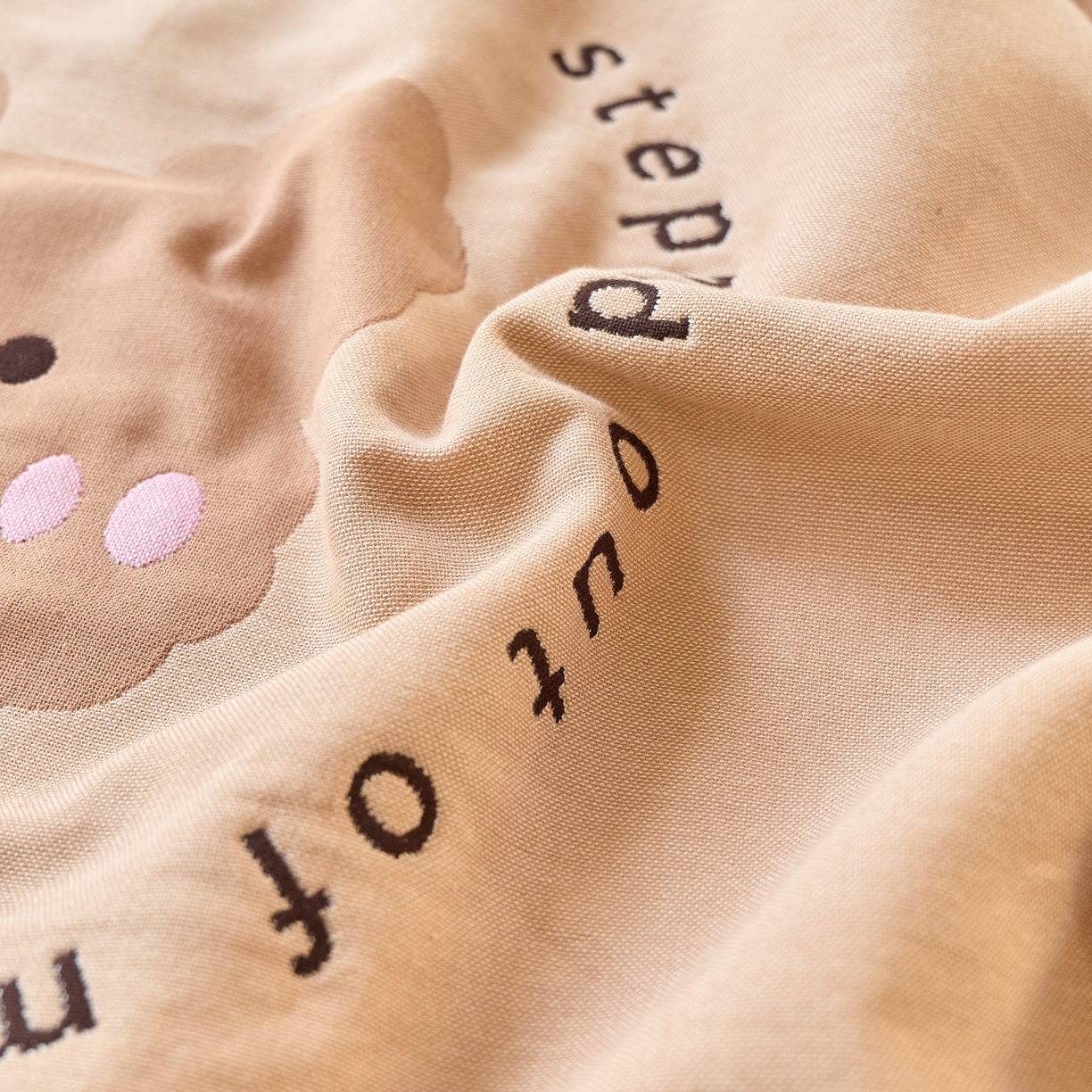 91家纺网 家纺一手货源 找家纺 沐瑟家纺 2026新款全棉纯棉八层枕巾-卡通格子 快乐熊 52x78cm枕巾一对