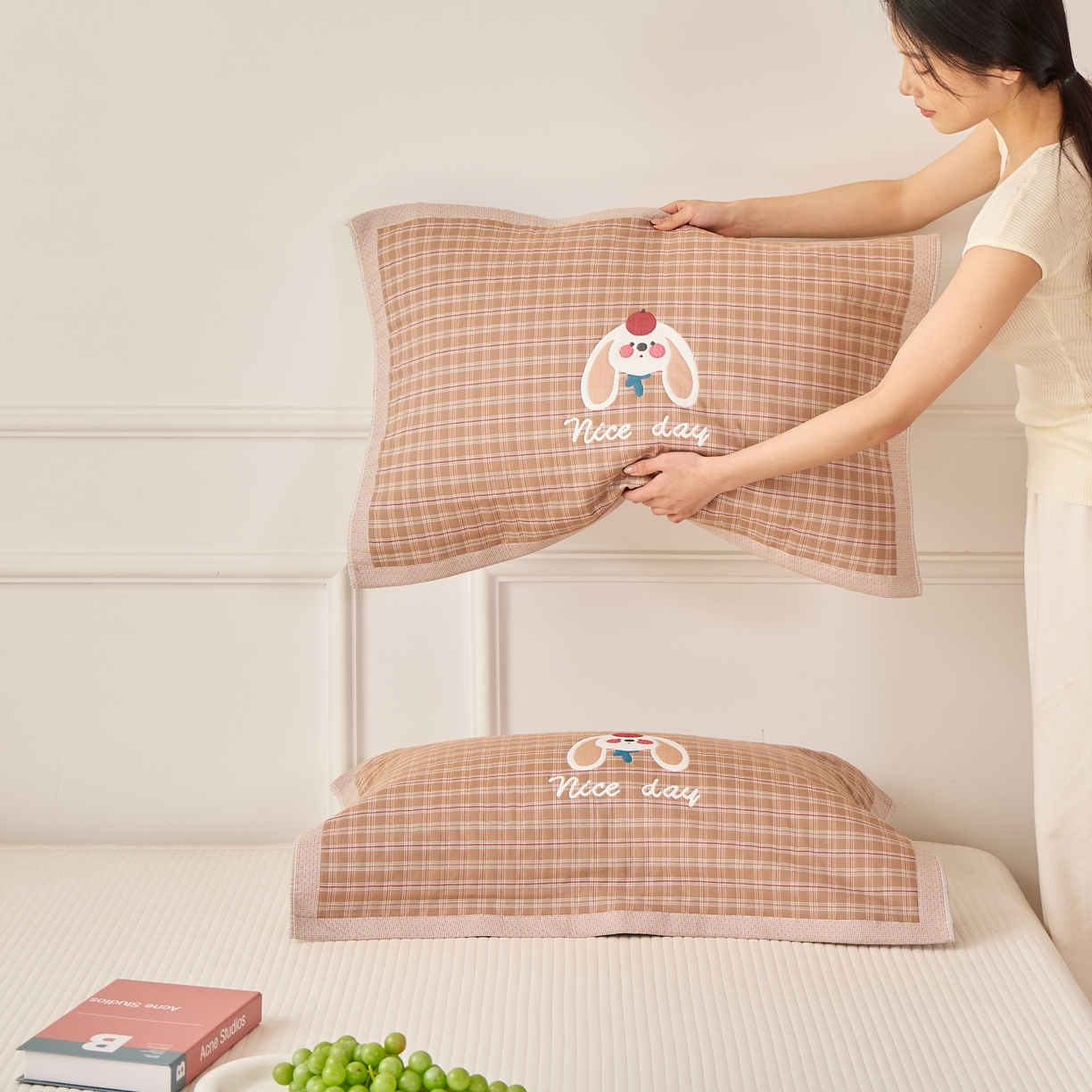 91家纺网 家纺一手货源 找家纺 沐瑟家纺 2026新款全棉纯棉八层枕巾-卡通格子 桔小兔 52x78cm枕巾一对