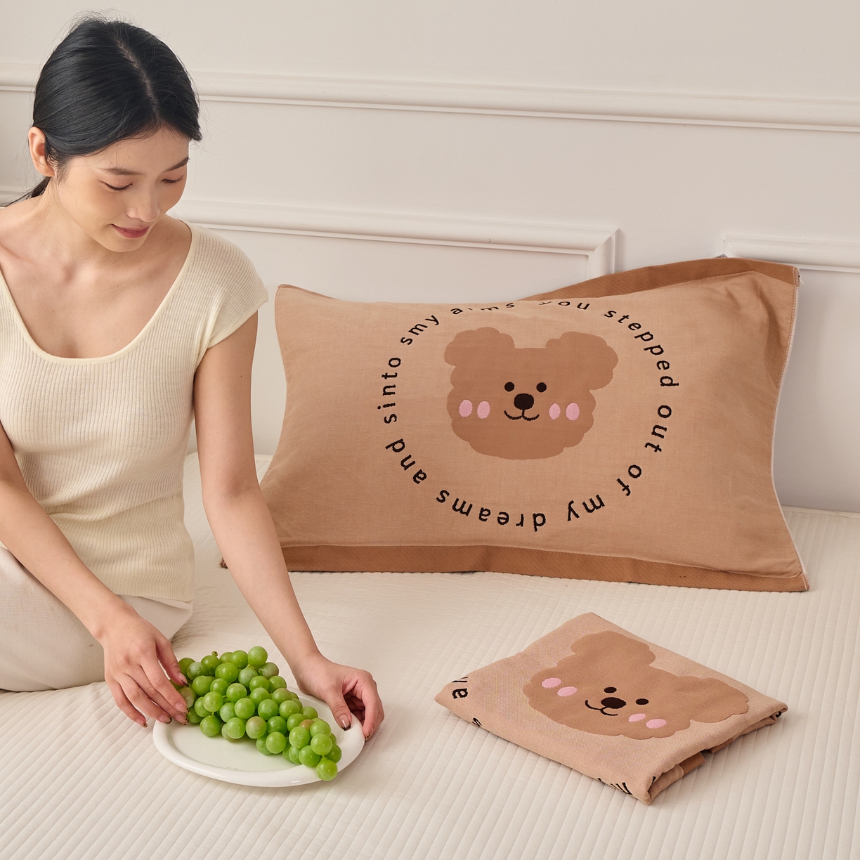 91家纺网 家纺一手货源 找家纺 沐瑟家纺 2026新款全棉纯棉八层枕巾-卡通格子 快乐熊 52x78cm枕巾一只