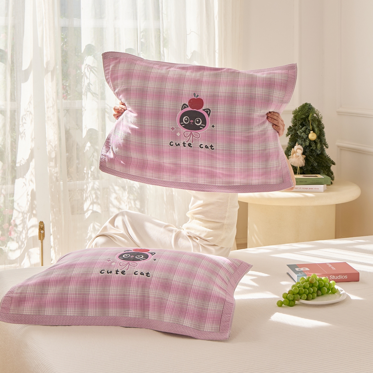 91家纺网 家纺一手货源 找家纺 沐瑟家纺 2026新款全棉纯棉八层枕巾-卡通格子 苹果猫 52x78cm枕巾一只