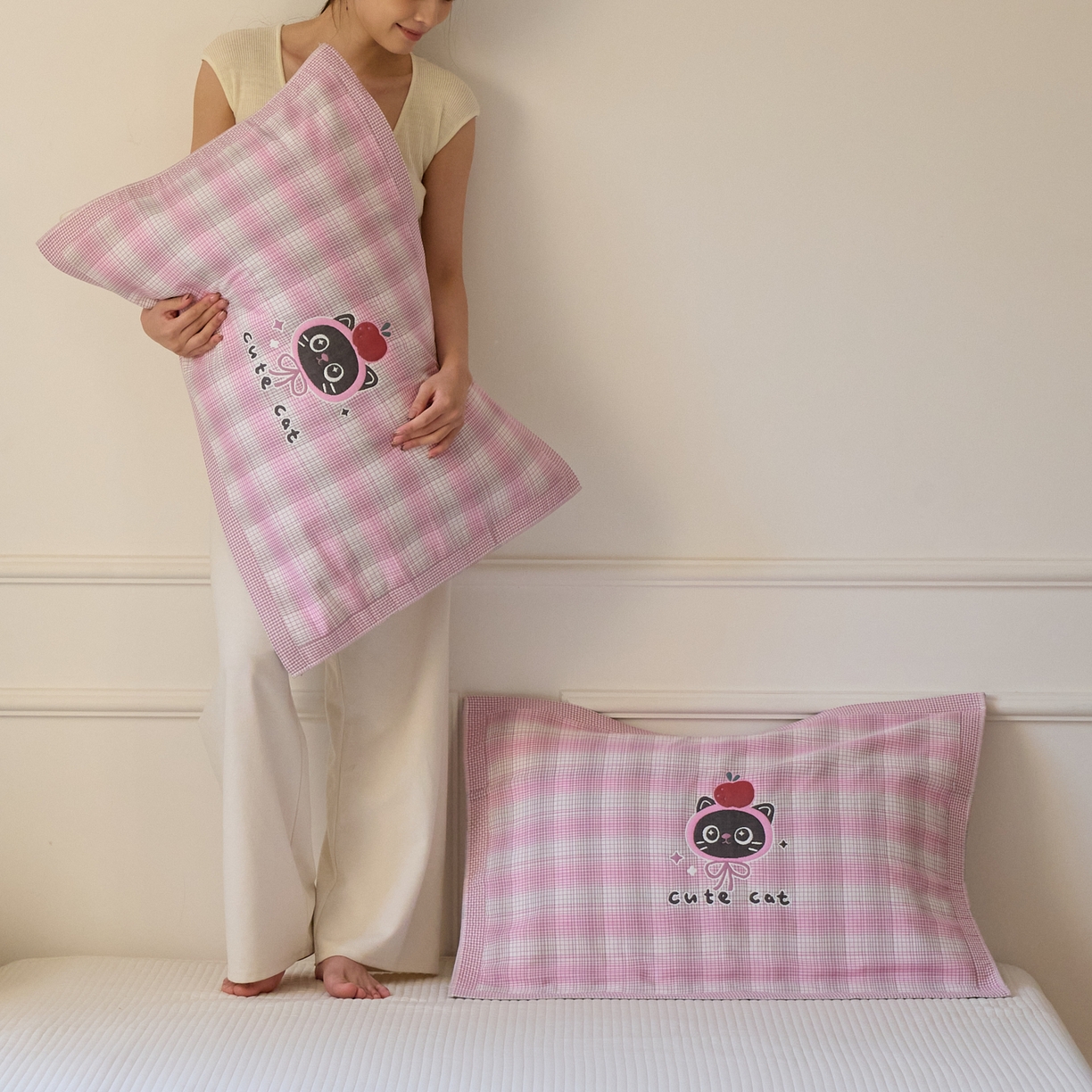 91家纺网 家纺一手货源 找家纺 沐瑟家纺 2026新款全棉纯棉八层枕巾-卡通格子 苹果猫 52x78cm枕巾一只