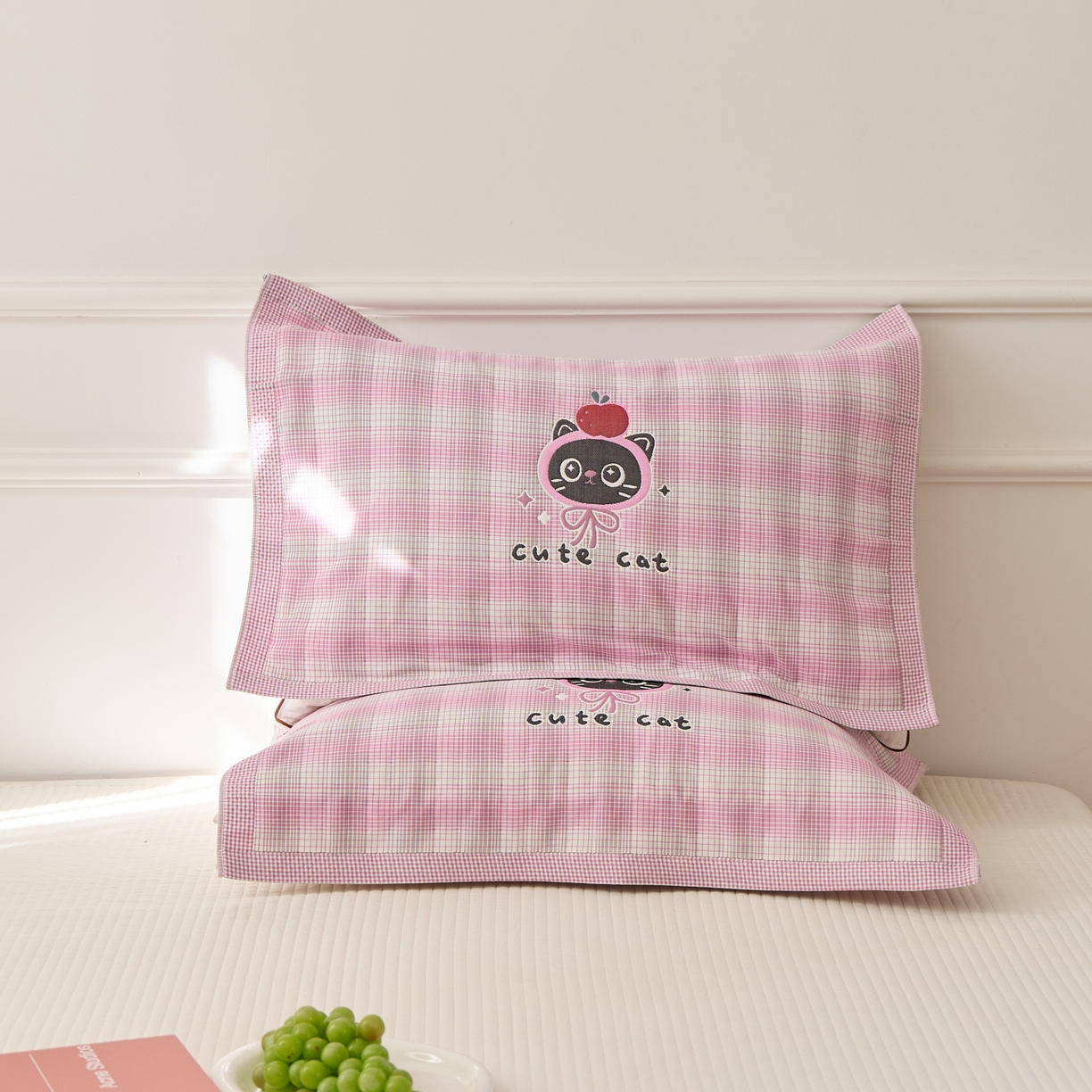 91家纺网 家纺一手货源 找家纺 沐瑟家纺 2026新款全棉纯棉八层枕巾-卡通格子 苹果猫 52x78cm枕巾一对