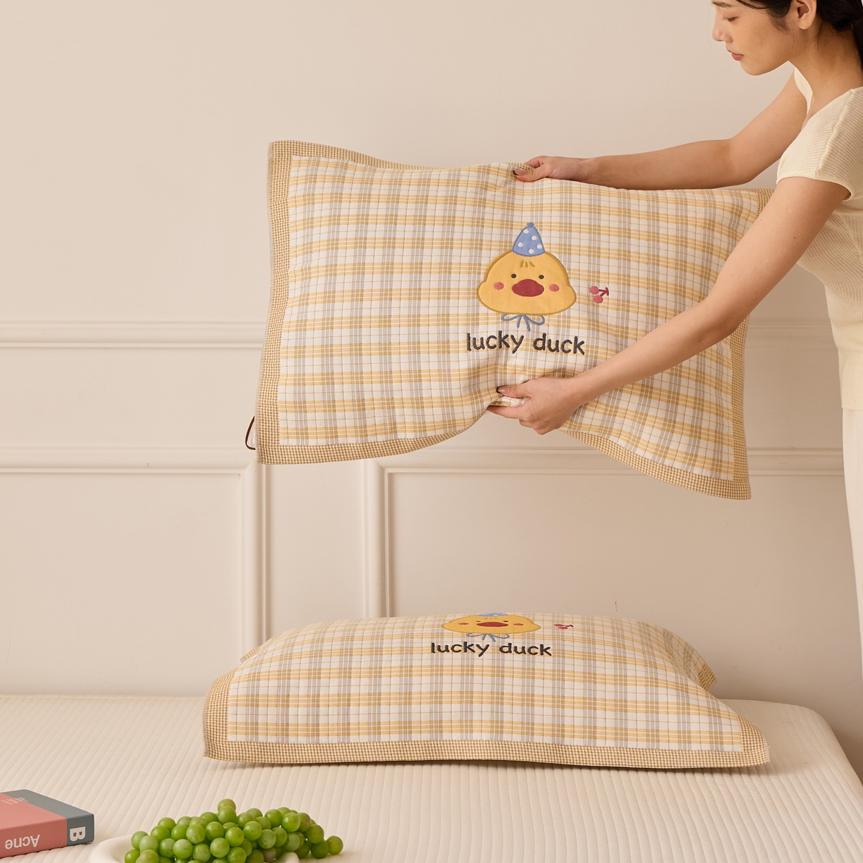 91家纺网 家纺一手货源 找家纺 沐瑟家纺 2026新款全棉纯棉八层枕巾-卡通格子 橙小鸭 52x78cm枕巾一对