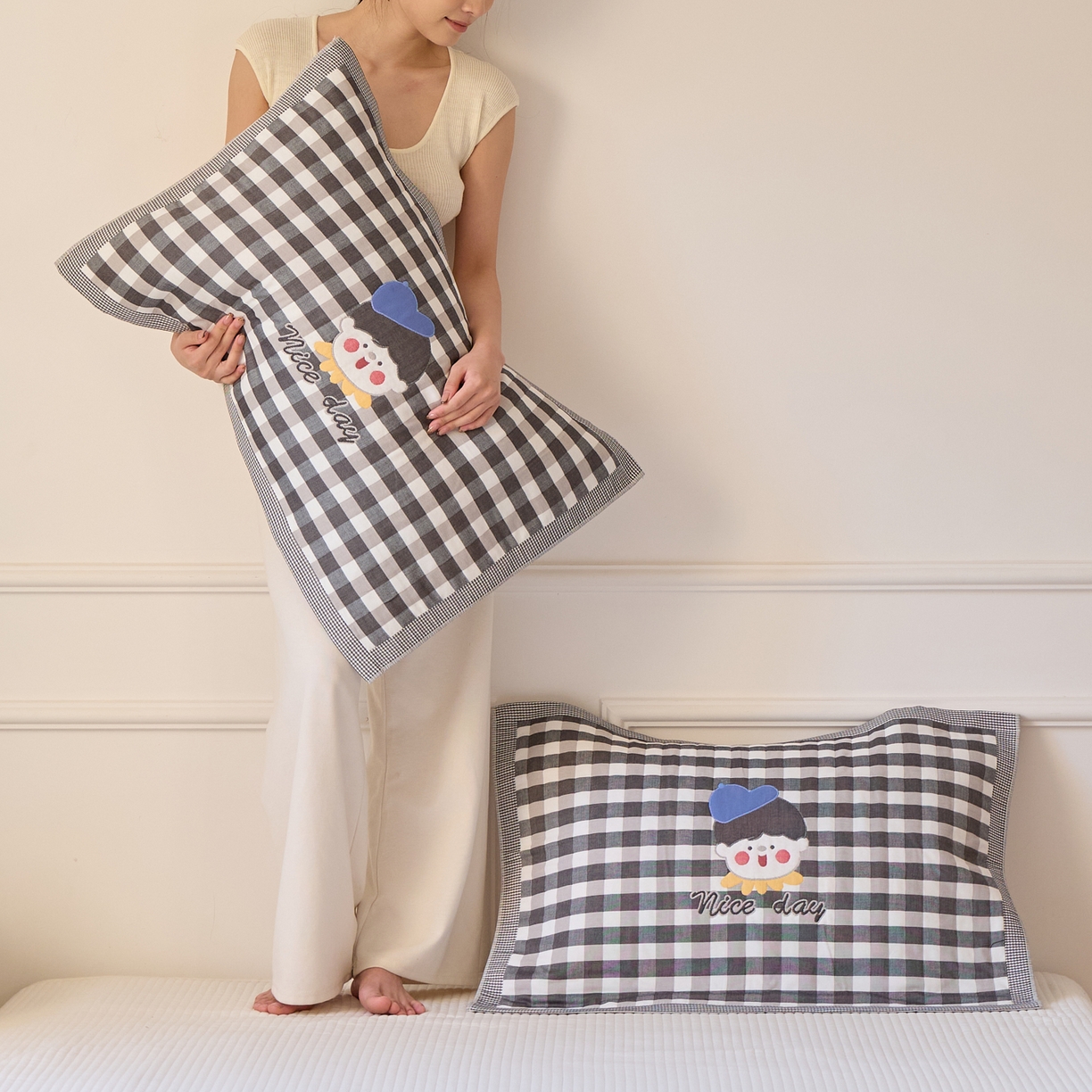 91家纺网 家纺一手货源 找家纺 沐瑟家纺 2026新款全棉纯棉八层枕巾-卡通格子 球帽男孩 52x78cm枕巾一只