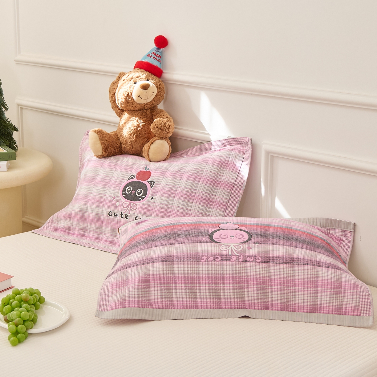 91家纺网 家纺一手货源 找家纺 沐瑟家纺 2026新款全棉纯棉八层枕巾-卡通格子 苹果猫 52x78cm枕巾一对