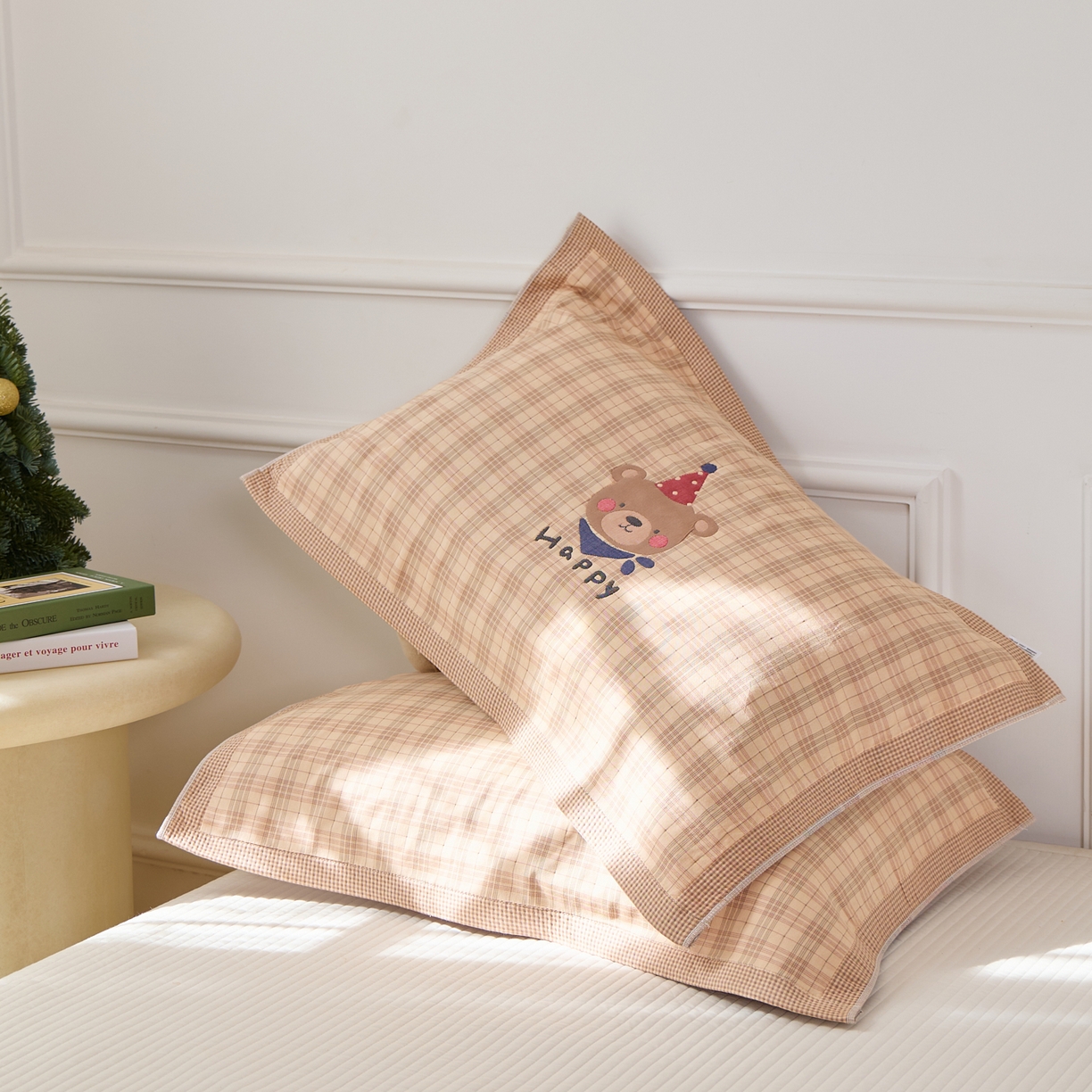 91家纺网 家纺一手货源 找家纺 沐瑟家纺 2026新款全棉纯棉八层枕巾-卡通格子 圣诞熊 52x78cm枕巾一对