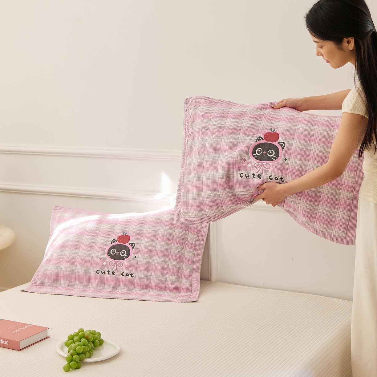 91家纺网 家纺一手货源 找家纺 沐瑟家纺 2026新款全棉纯棉八层枕巾-卡通格子 苹果猫 52x78cm枕巾一对