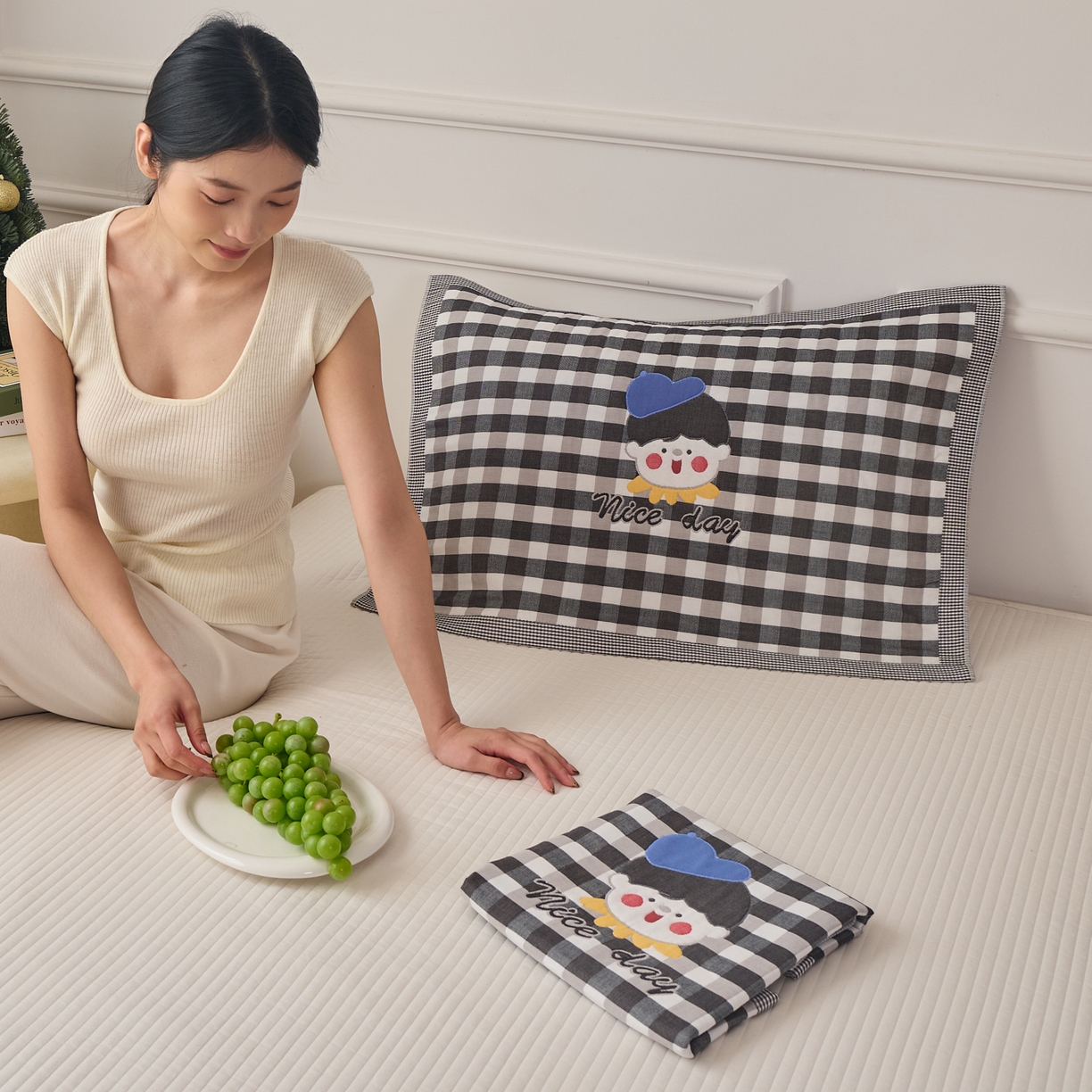 91家纺网 家纺一手货源 找家纺 沐瑟家纺 2026新款全棉纯棉八层枕巾-卡通格子 球帽男孩 52x78cm枕巾一只