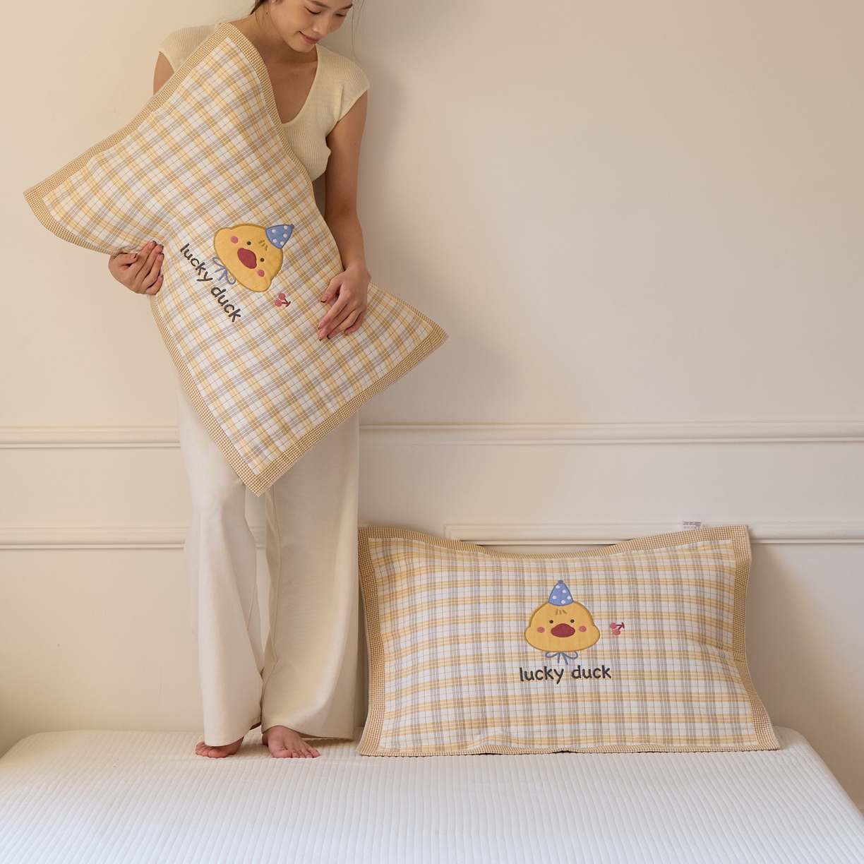 91家纺网 家纺一手货源 找家纺 沐瑟家纺 2026新款全棉纯棉八层枕巾-卡通格子 橙小鸭 52x78cm枕巾一对