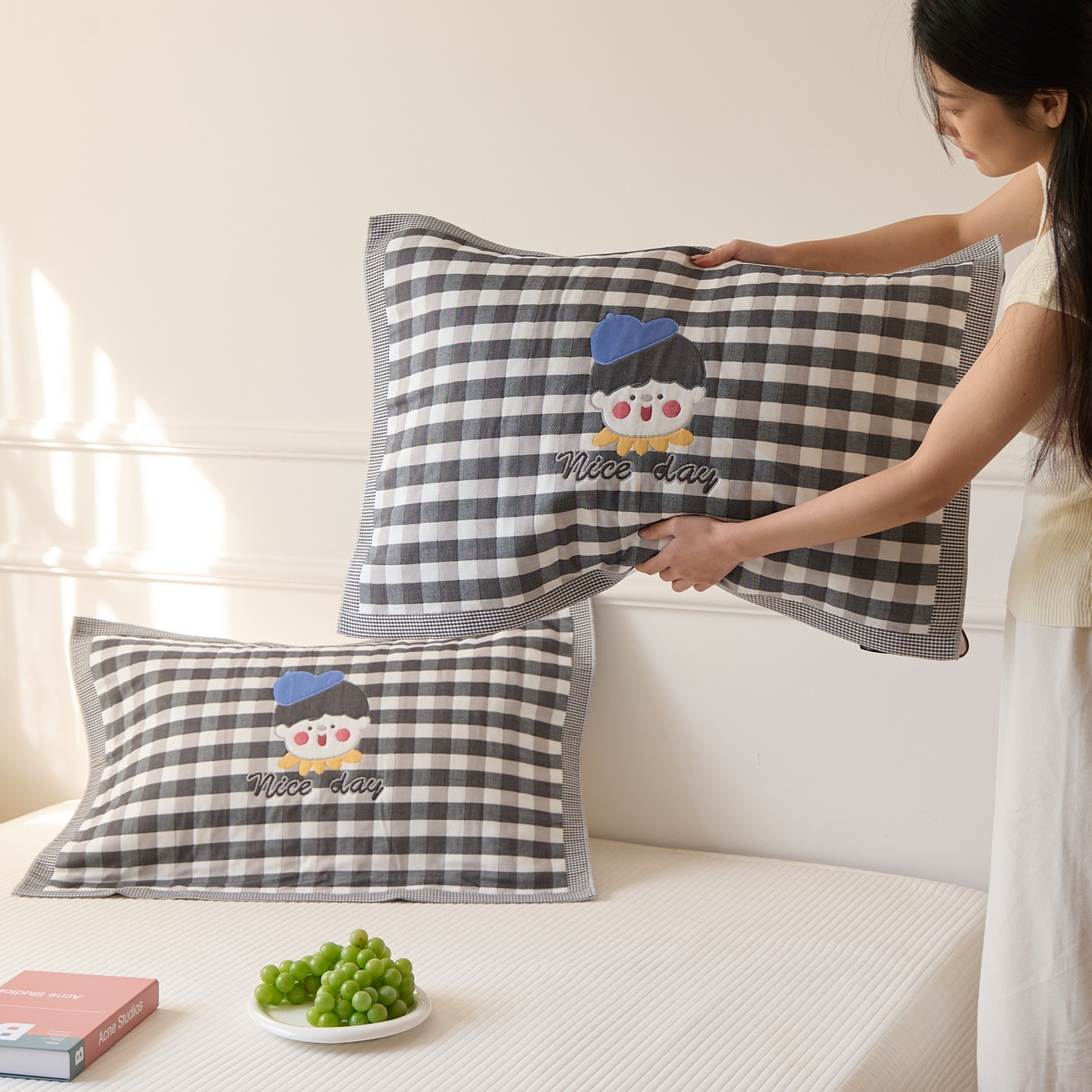 91家纺网 家纺一手货源 找家纺 沐瑟家纺 2026新款全棉纯棉八层枕巾-卡通格子 球帽男孩 52x78cm枕巾一只