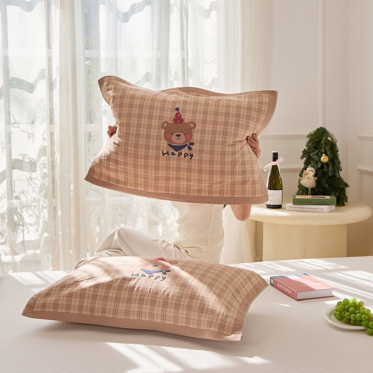 91家纺网 家纺一手货源 找家纺 沐瑟家纺 2026新款全棉纯棉八层枕巾-卡通格子 圣诞熊 52x78cm枕巾一对
