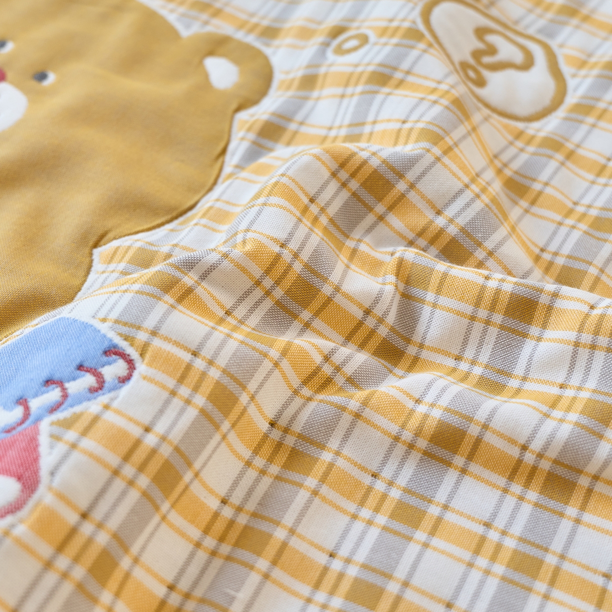 91家纺网 家纺一手货源 找家纺 沐瑟家纺 2026新款全棉纯棉八层枕巾-卡通格子 小黄熊 52x78cm枕巾一只