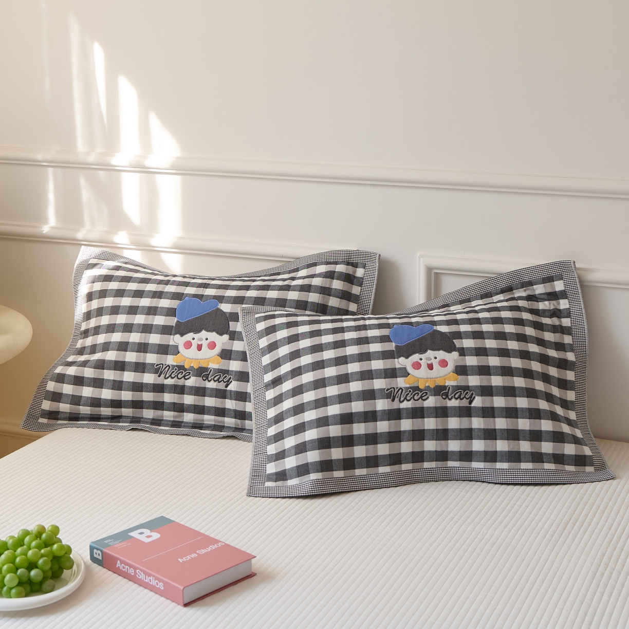 91家纺网 家纺一手货源 找家纺 沐瑟家纺 2026新款全棉纯棉八层枕巾-卡通格子 球帽男孩 52x78cm枕巾一只