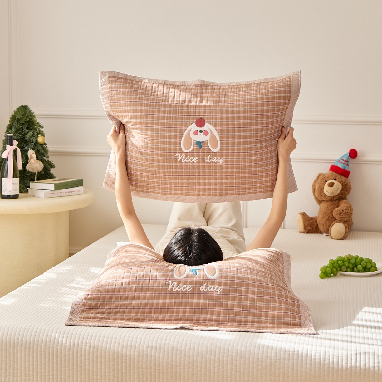 91家纺网 家纺一手货源 找家纺 沐瑟家纺 2026新款全棉纯棉八层枕巾-卡通格子 桔小兔 52x78cm枕巾一对