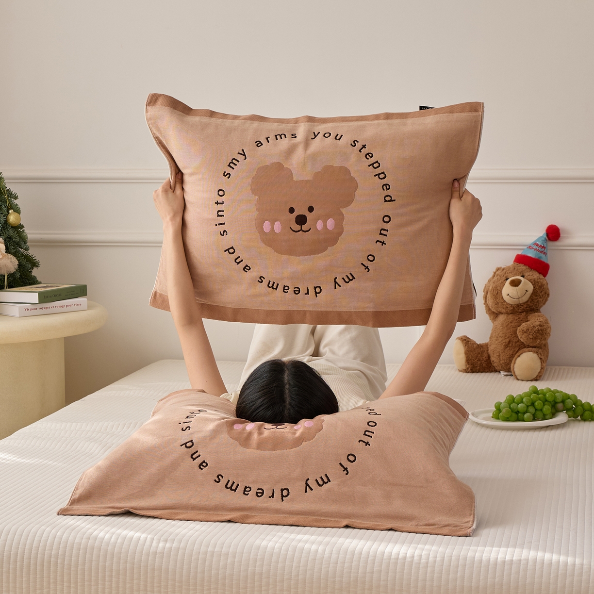 91家纺网 家纺一手货源 找家纺 沐瑟家纺 2026新款全棉纯棉八层枕巾-卡通格子 快乐熊 52x78cm枕巾一只