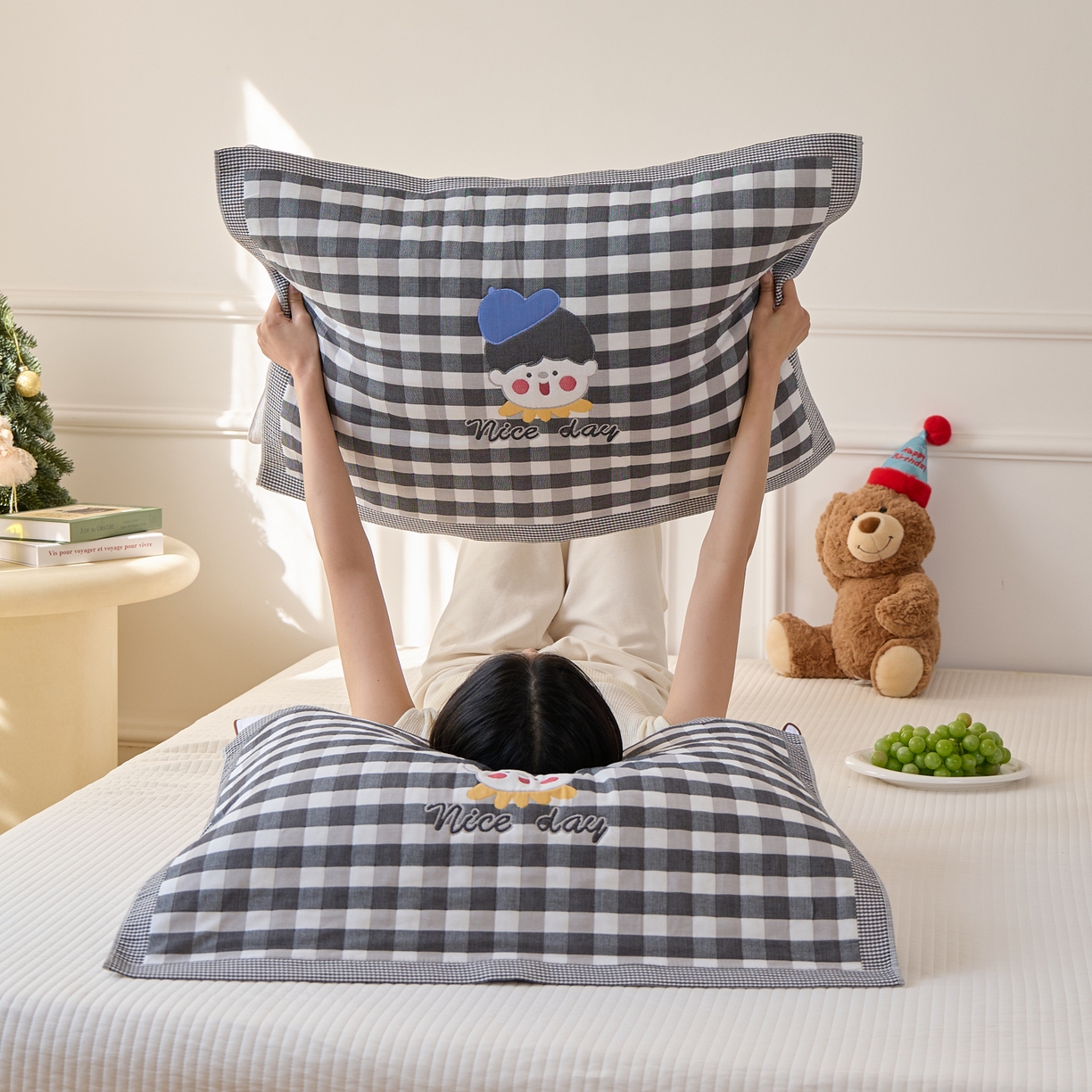 91家纺网 家纺一手货源 找家纺 沐瑟家纺 2026新款全棉纯棉八层枕巾-卡通格子 球帽男孩 52x78cm枕巾一只