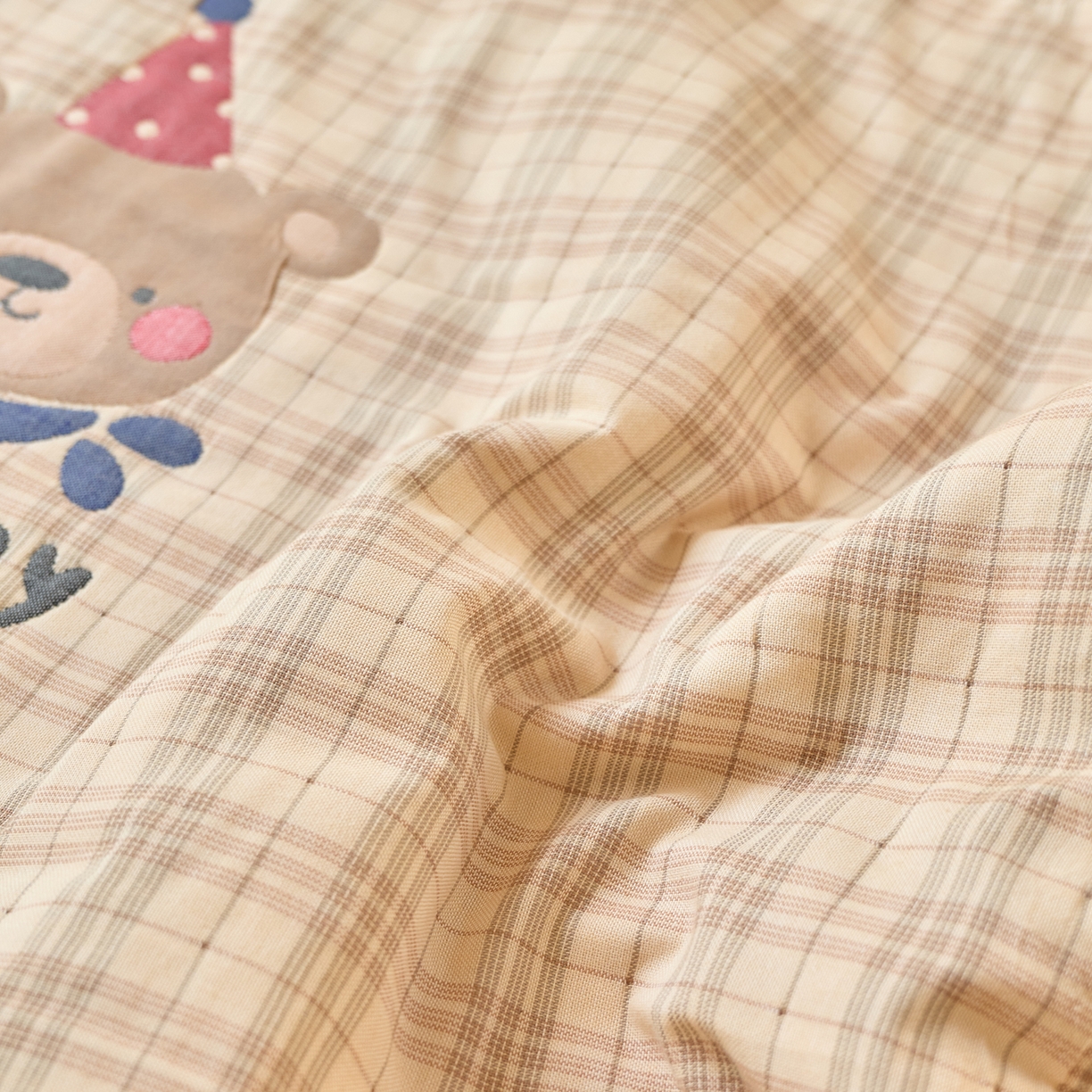 91家纺网 家纺一手货源 找家纺 沐瑟家纺 2026新款全棉纯棉八层枕巾-卡通格子 圣诞熊 52x78cm枕巾一对