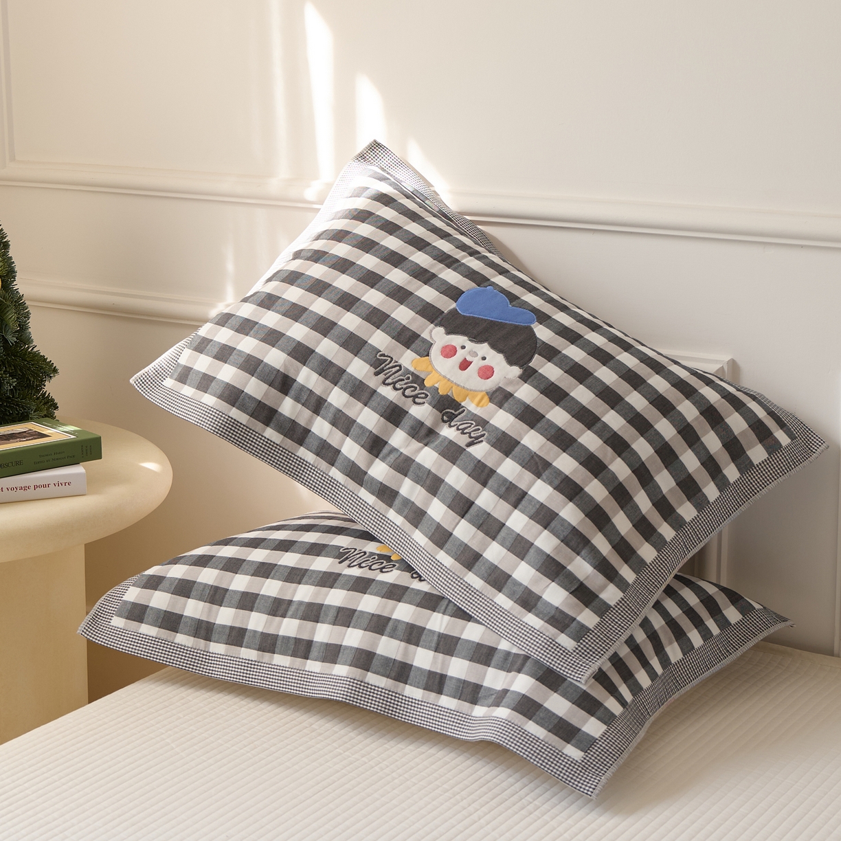 91家纺网 家纺一手货源 找家纺 沐瑟家纺 2026新款全棉纯棉八层枕巾-卡通格子 球帽男孩 52x78cm枕巾一只