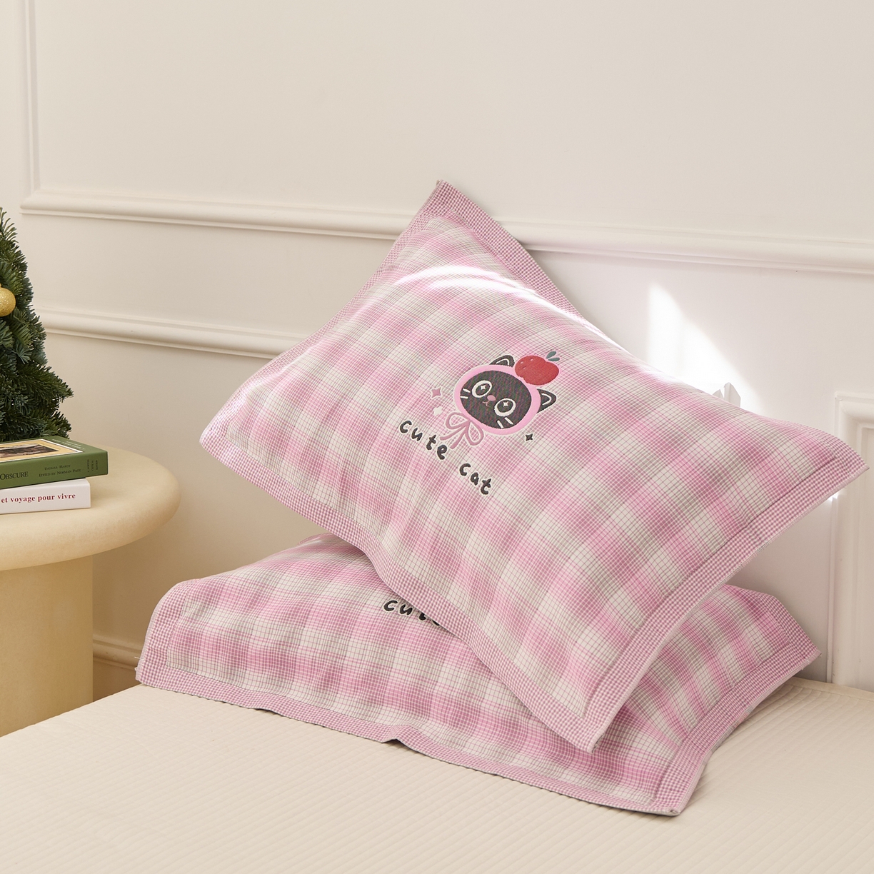 91家纺网 家纺一手货源 找家纺 沐瑟家纺 2026新款全棉纯棉八层枕巾-卡通格子 苹果猫 52x78cm枕巾一对