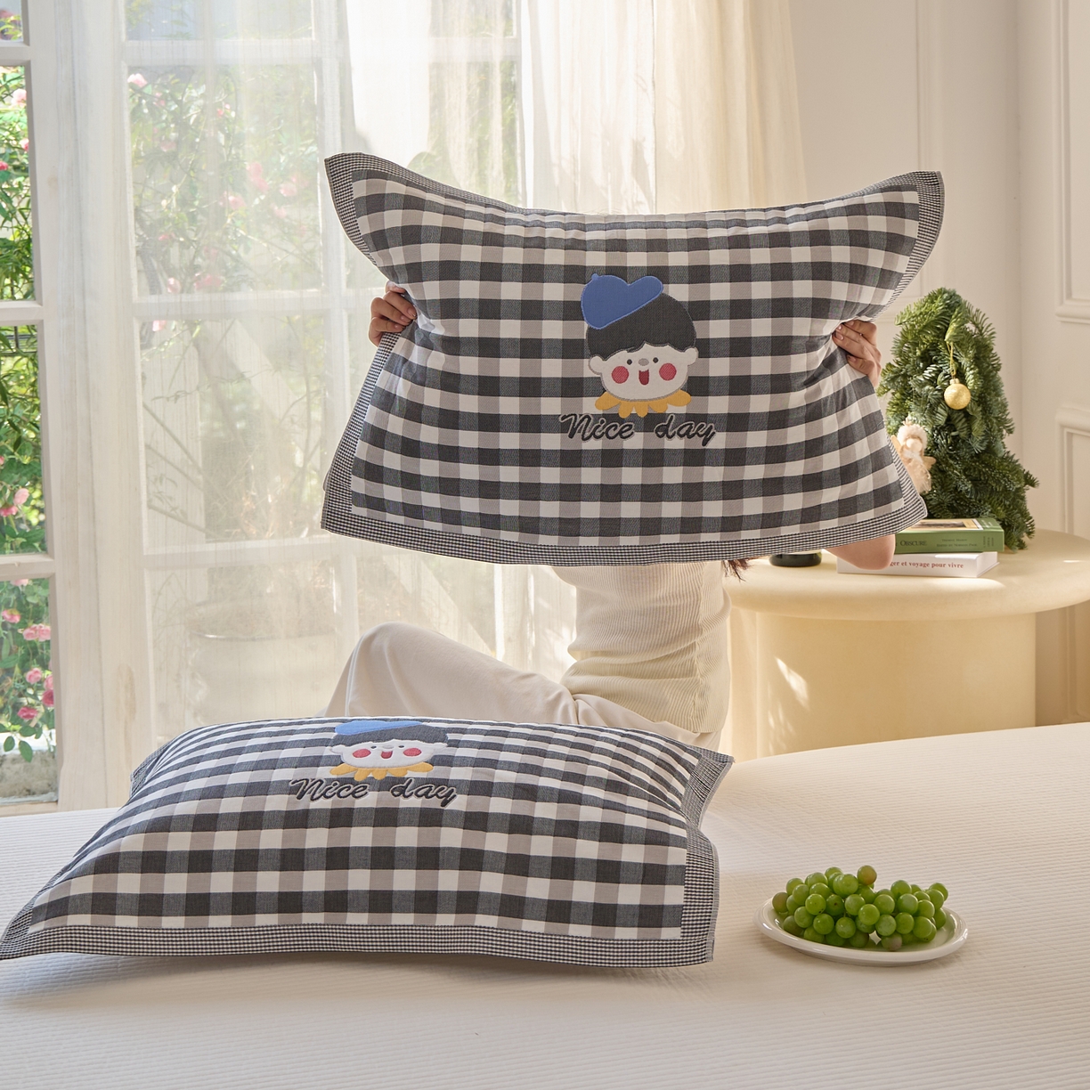 91家纺网 家纺一手货源 找家纺 沐瑟家纺 2026新款全棉纯棉八层枕巾-卡通格子 球帽男孩 52x78cm枕巾一只