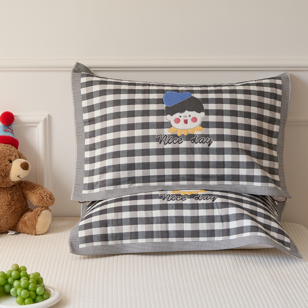 91家纺网 家纺一手货源 找家纺 沐瑟家纺 2026新款全棉纯棉八层枕巾-卡通格子 球帽男孩 52x78cm枕巾一只