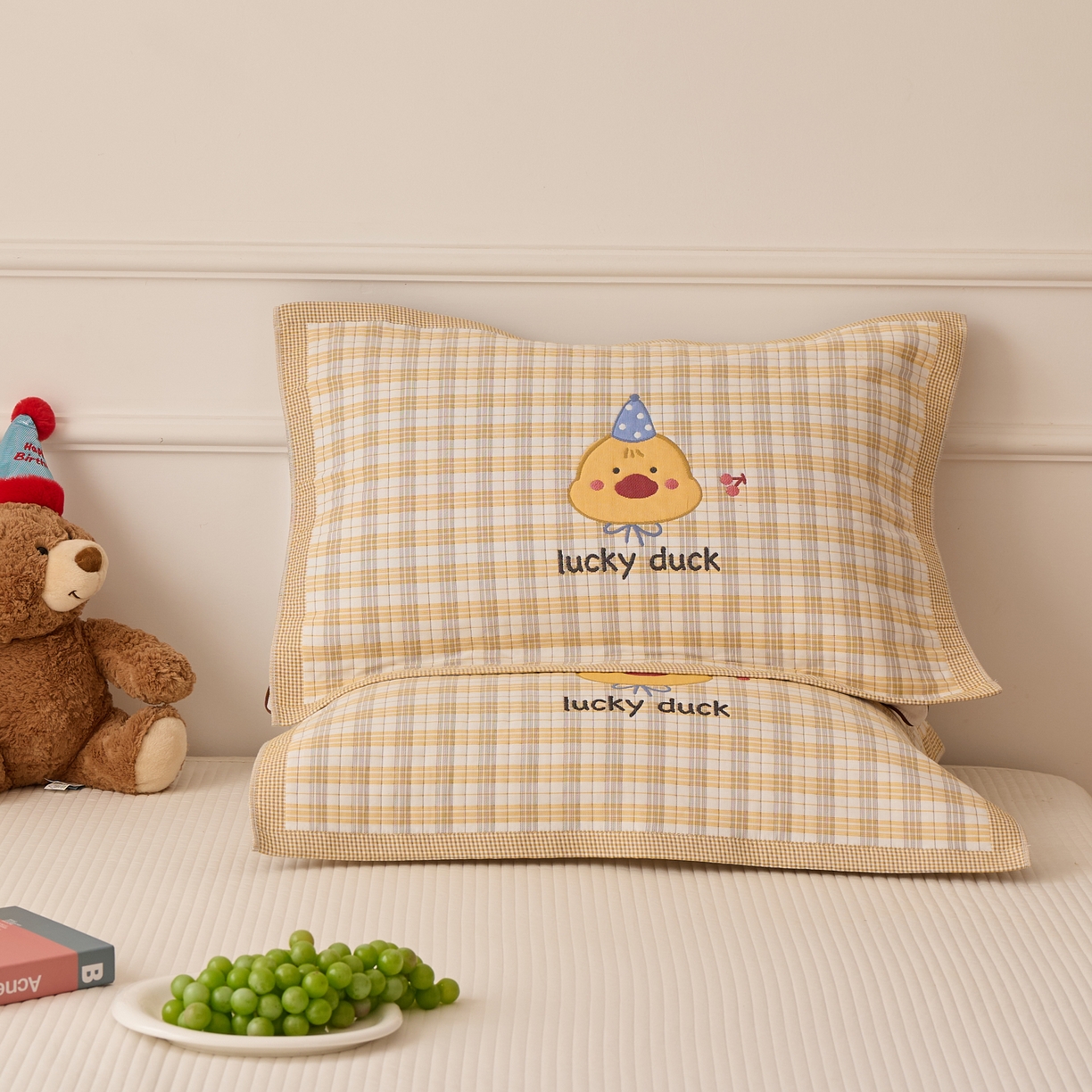 91家纺网 家纺一手货源 找家纺 沐瑟家纺 2026新款全棉纯棉八层枕巾-卡通格子 橙小鸭 52x78cm枕巾一对