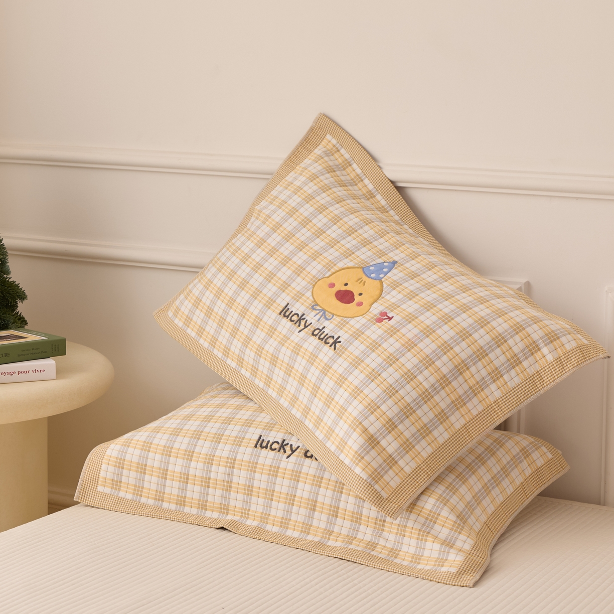 91家纺网 家纺一手货源 找家纺 沐瑟家纺 2026新款全棉纯棉八层枕巾-卡通格子 橙小鸭 52x78cm枕巾一对