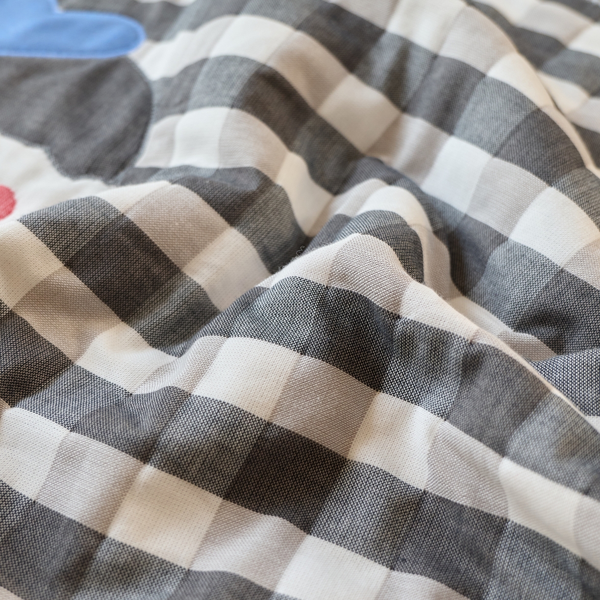 91家纺网 家纺一手货源 找家纺 沐瑟家纺 2026新款全棉纯棉八层枕巾-卡通格子 球帽男孩 52x78cm枕巾一只