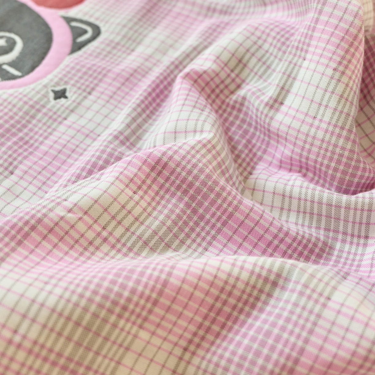 91家纺网 家纺一手货源 找家纺 沐瑟家纺 2026新款全棉纯棉八层枕巾-卡通格子 苹果猫 52x78cm枕巾一对