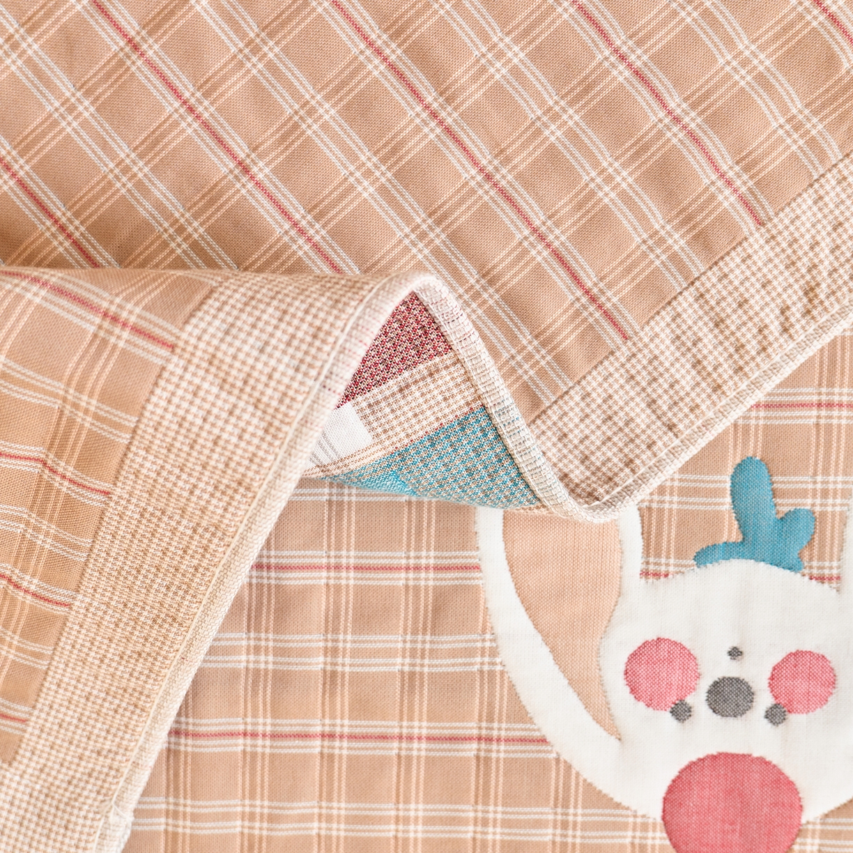 91家纺网 家纺一手货源 找家纺 沐瑟家纺 2026新款全棉纯棉八层枕巾-卡通格子 桔小兔 52x78cm枕巾一对