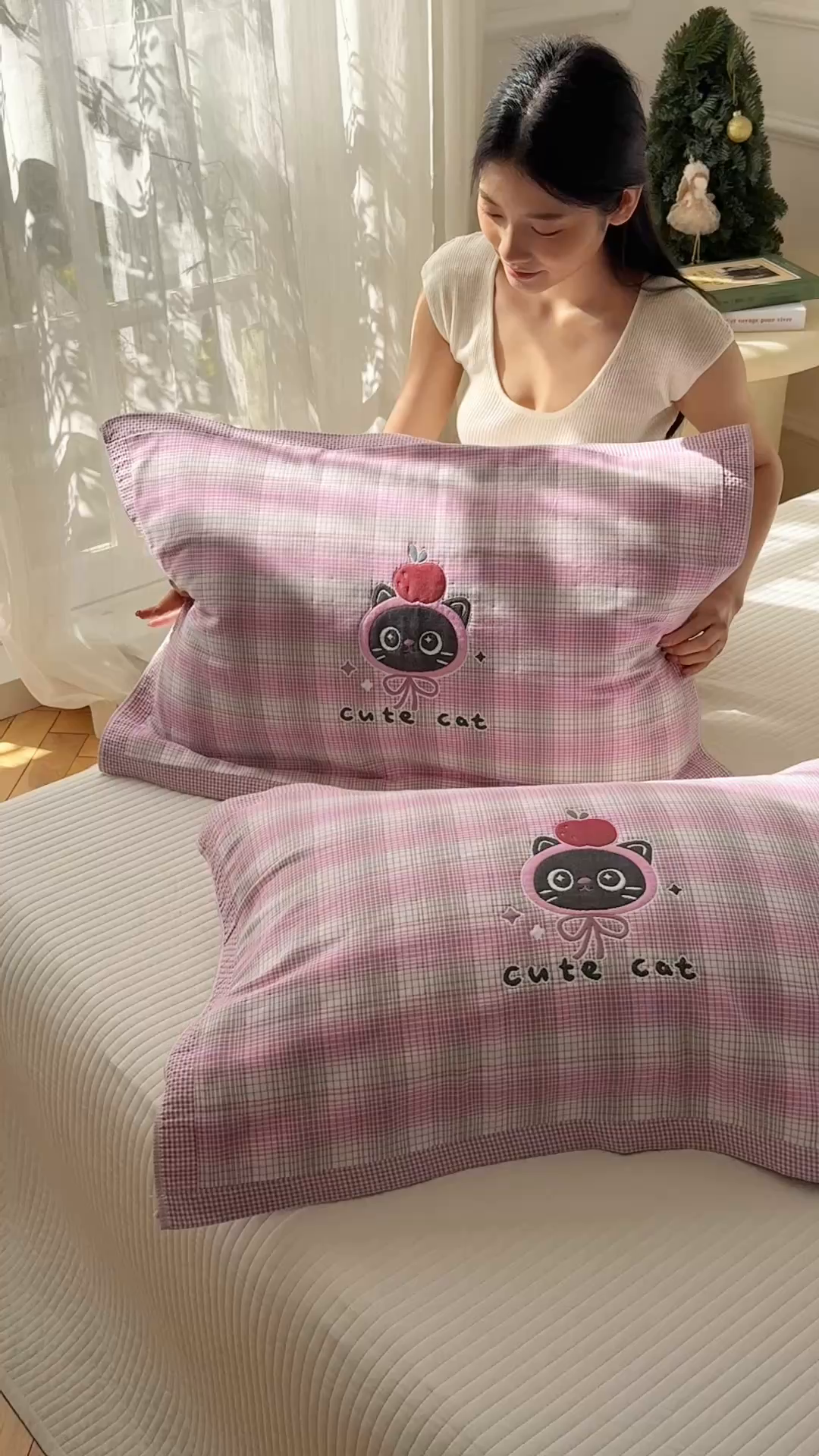 91家纺网 家纺一手货源 找家纺 沐瑟家纺 2026新款全棉纯棉八层枕巾-卡通格子 苹果猫 52x78cm枕巾一对