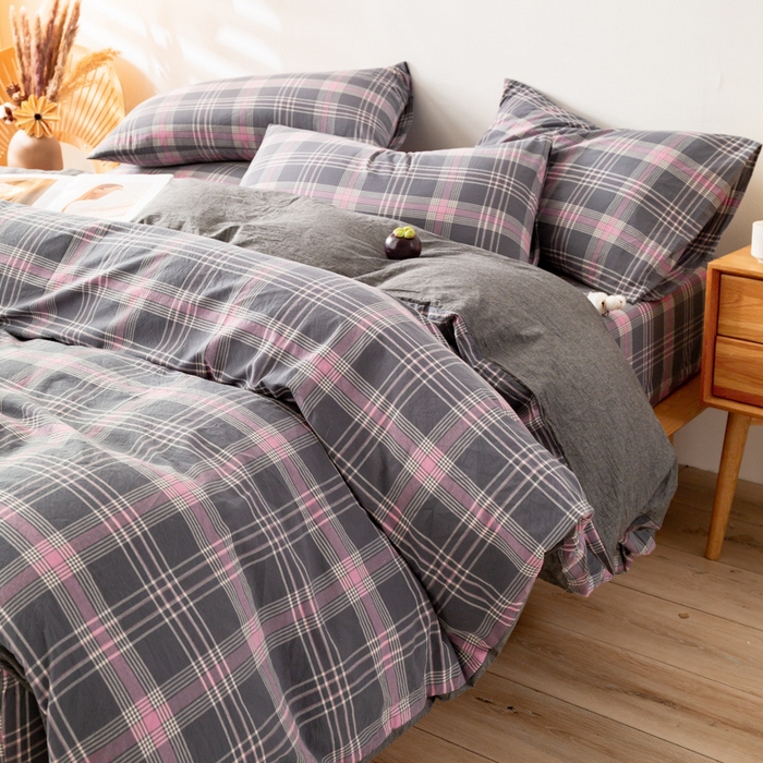 91家纺网 家纺一手货源 找家纺 咏绒家纺工厂店 2025新款A类色织水洗棉四件套 灰粉格