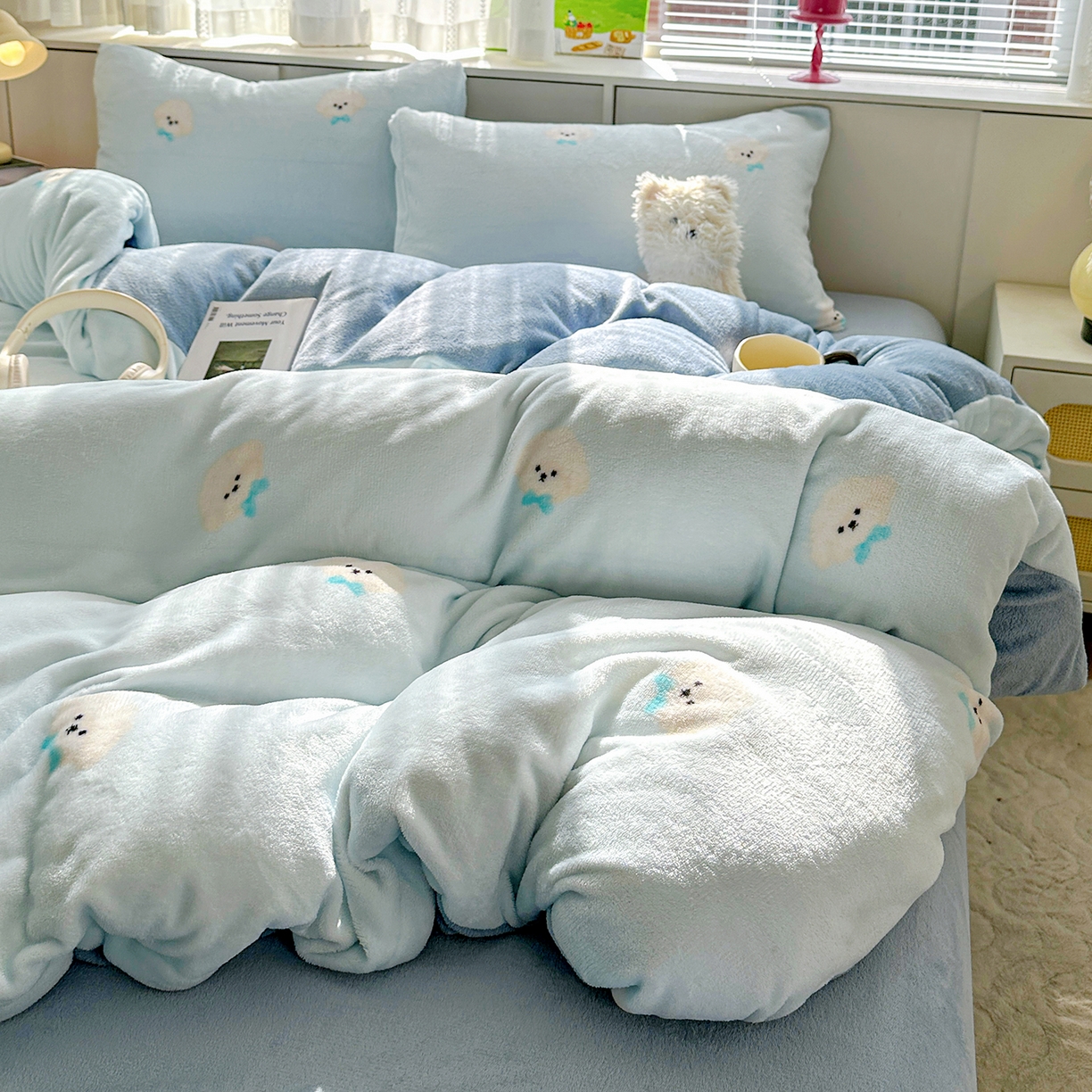 91家纺网 家纺一手货源 找家纺 优选 2025新款小清新加厚高克重牛奶绒四件套直播爆款电商爆款 绒绒小狗蓝