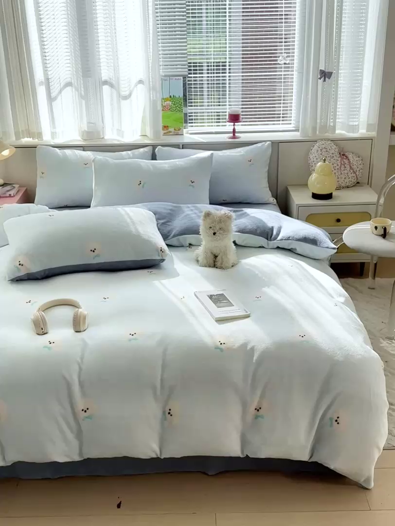 91家纺网 家纺一手货源 找家纺 优选 2025新款小清新加厚高克重牛奶绒四件套直播爆款电商爆款 绒绒小狗蓝
