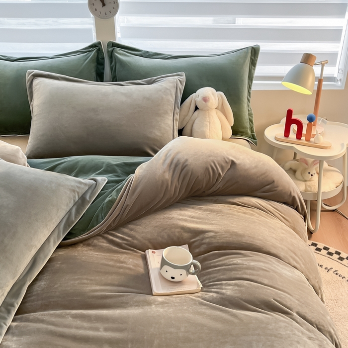 91家纺网 家纺一手货源 找家纺 咏绒家纺工厂店 2025新款加厚婴儿绒牛奶绒四件套9斤工艺款宝宝绒四件套 灰咖+黛尔蓝