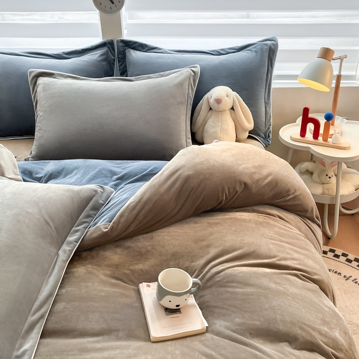 91家纺网 家纺一手货源 找家纺 咏绒家纺工厂店 2025新款加厚婴儿绒牛奶绒四件套9斤工艺款宝宝绒四件套 灰咖+蓝色