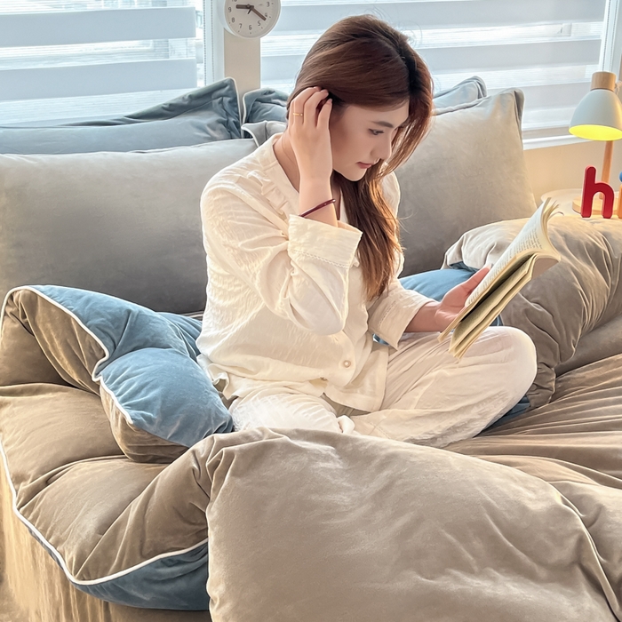 91家纺网 家纺一手货源 找家纺 咏绒家纺工厂店 2025新款加厚婴儿绒牛奶绒四件套9斤工艺款宝宝绒四件套 灰咖+蓝色