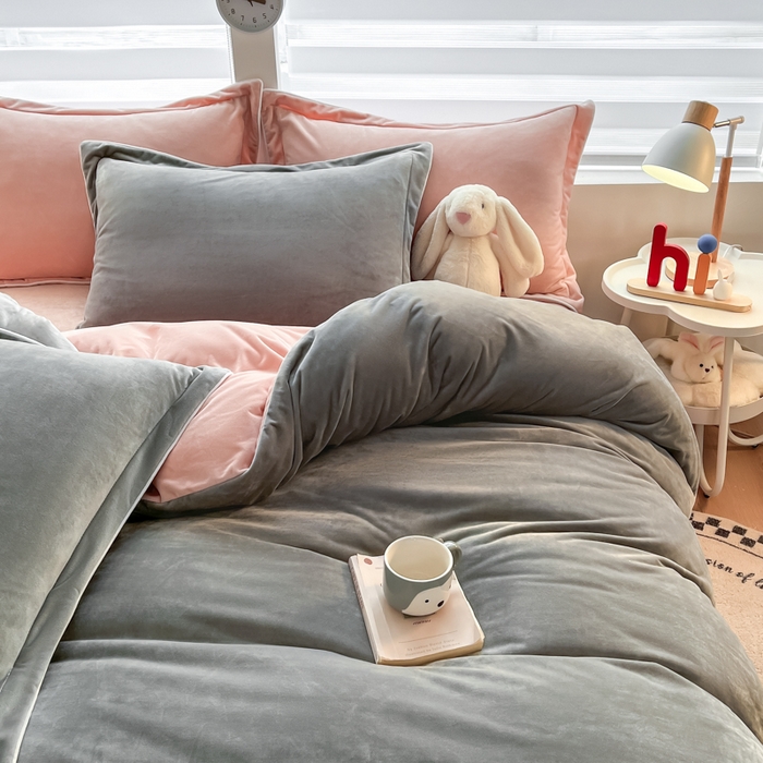 91家纺网 家纺一手货源 找家纺 咏绒家纺工厂店 2025新款加厚婴儿绒牛奶绒四件套9斤工艺款宝宝绒四件套 灰色+皮粉