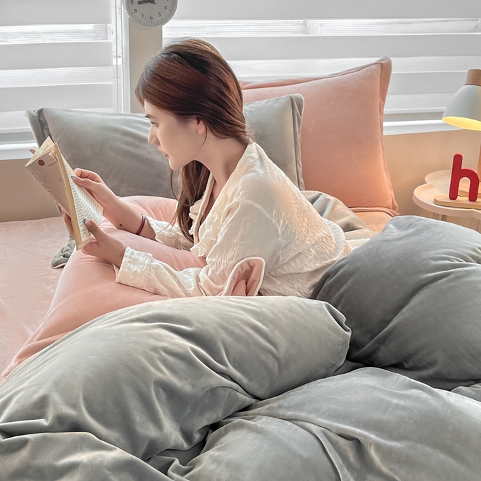 91家纺网 家纺一手货源 找家纺 咏绒家纺工厂店 2025新款加厚婴儿绒牛奶绒四件套9斤工艺款宝宝绒四件套 灰色+皮粉