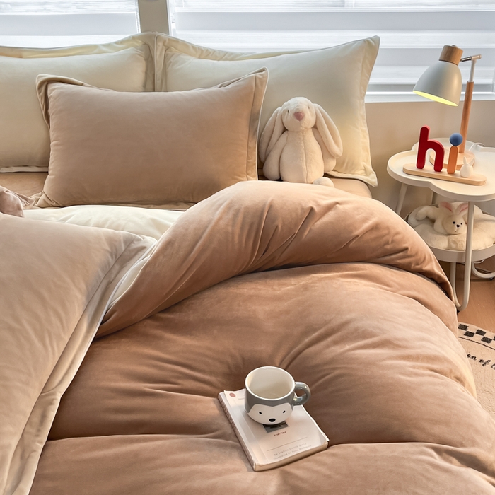 91家纺网 家纺一手货源 找家纺 咏绒家纺工厂店 2025新款加厚婴儿绒牛奶绒四件套9斤工艺款宝宝绒四件套 米白+浅驼