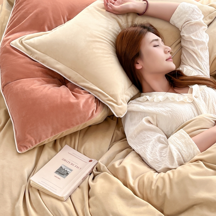 91家纺网 家纺一手货源 找家纺 咏绒家纺工厂店 2025新款加厚婴儿绒牛奶绒四件套9斤工艺款宝宝绒四件套 米驼+奶油橘